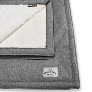 KONA CAVE® Couvertures de luxe en flanelle grise pour animaux et meubles. Couvertures de style Ralph Lauren.  KONA CAVE® Luxury Grey Flannel Pet and Furniture Blankets. Ralph Lauren Style blankets. 